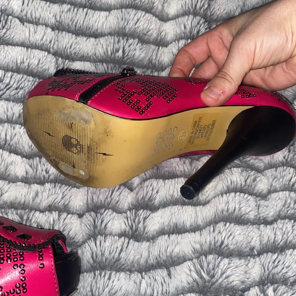 Pink high heels with skull zipper rare size 6 or size 37 it shows barley worn - Picture 7 of 7
